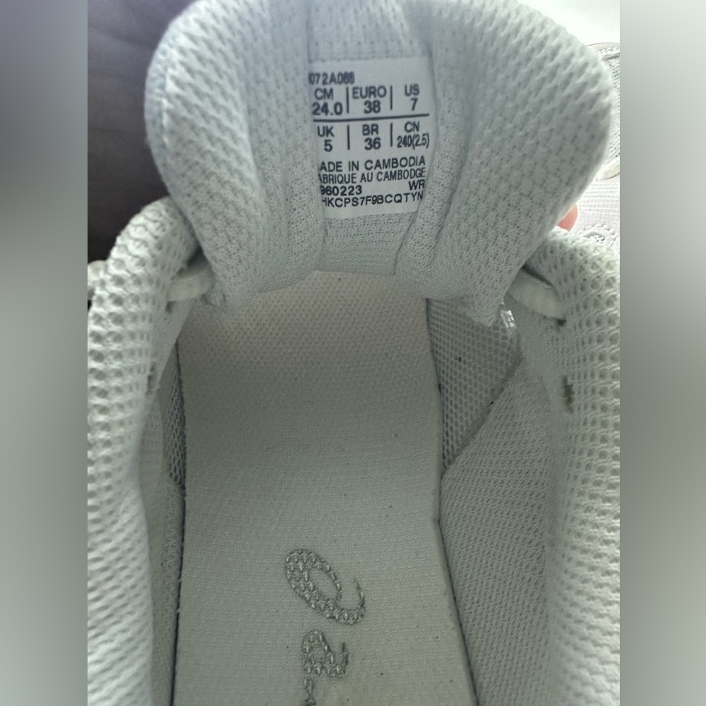 Asics up court volleyball shoes in good condition, worn once, and no box